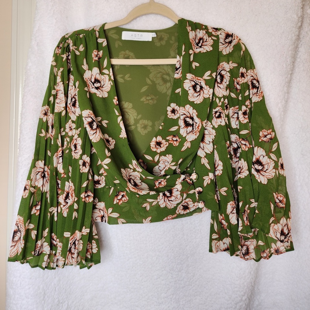 Floral pleated sleeves blouse- good condition